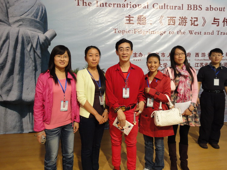 国产成人自拍
研究生与六小龄童合影